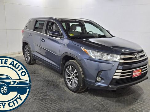 Used 2017 Toyota Highlander XLE image 1