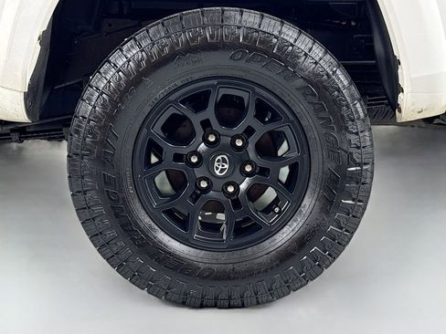 Used 2020 Toyota Tacoma SR5 AWD/4WD image 11