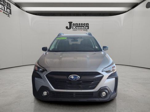 Used 2025 Subaru Outback Premium AWD/4WD image 4