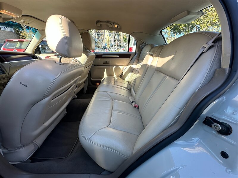 Used 2004 Lincoln Town Car Ultimate RWD image 18