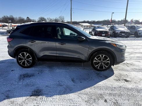 Used 2022 Ford Escape SE w/ SE Sport Appearance Package image 2