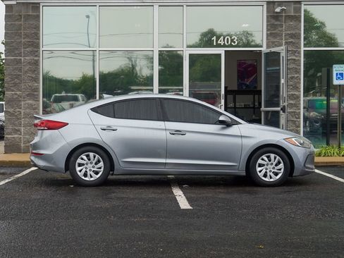 Used 2017 Hyundai Elantra SE FWD image 2
