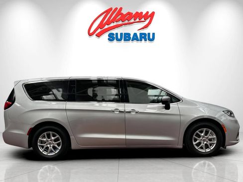 Used 2023 Chrysler Pacifica Touring-L FWD image 3