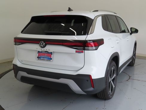 New 2026 Volkswagen Tiguan SE FWD image 3