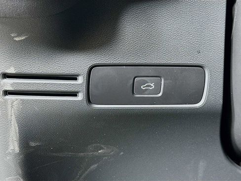 Used 2025 Volvo XC40 B5 Plus w/ Climate Package image 10