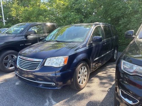 Used 2013 Chrysler Town & Country Touring FWD image 1