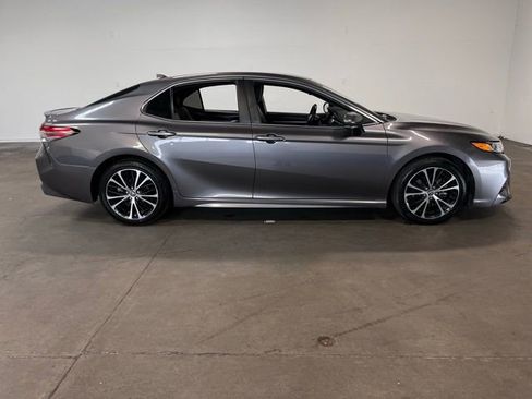 Used 2019 Toyota Camry SE w/ Convenience Package FWD image 2