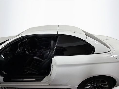 Used 2020 BMW M4 Convertible image 15