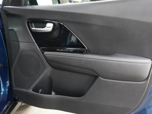 Used 2018 Kia Niro EX FWD image 9