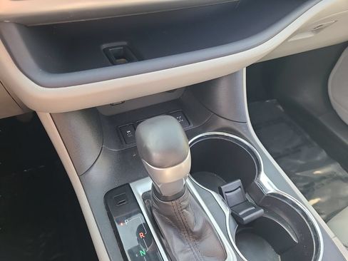 Used 2019 Toyota Highlander XLE AWD/4WD image 13