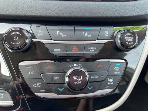 Used 2024 Chrysler Pacifica Touring-L image 29