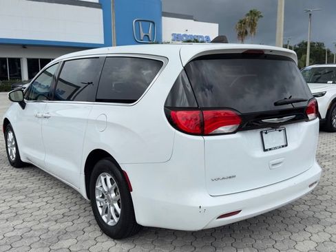 Used 2022 Chrysler Voyager LX FWD image 11