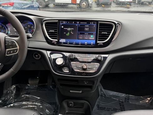 Used 2026 Chrysler Pacifica Select FWD image 16