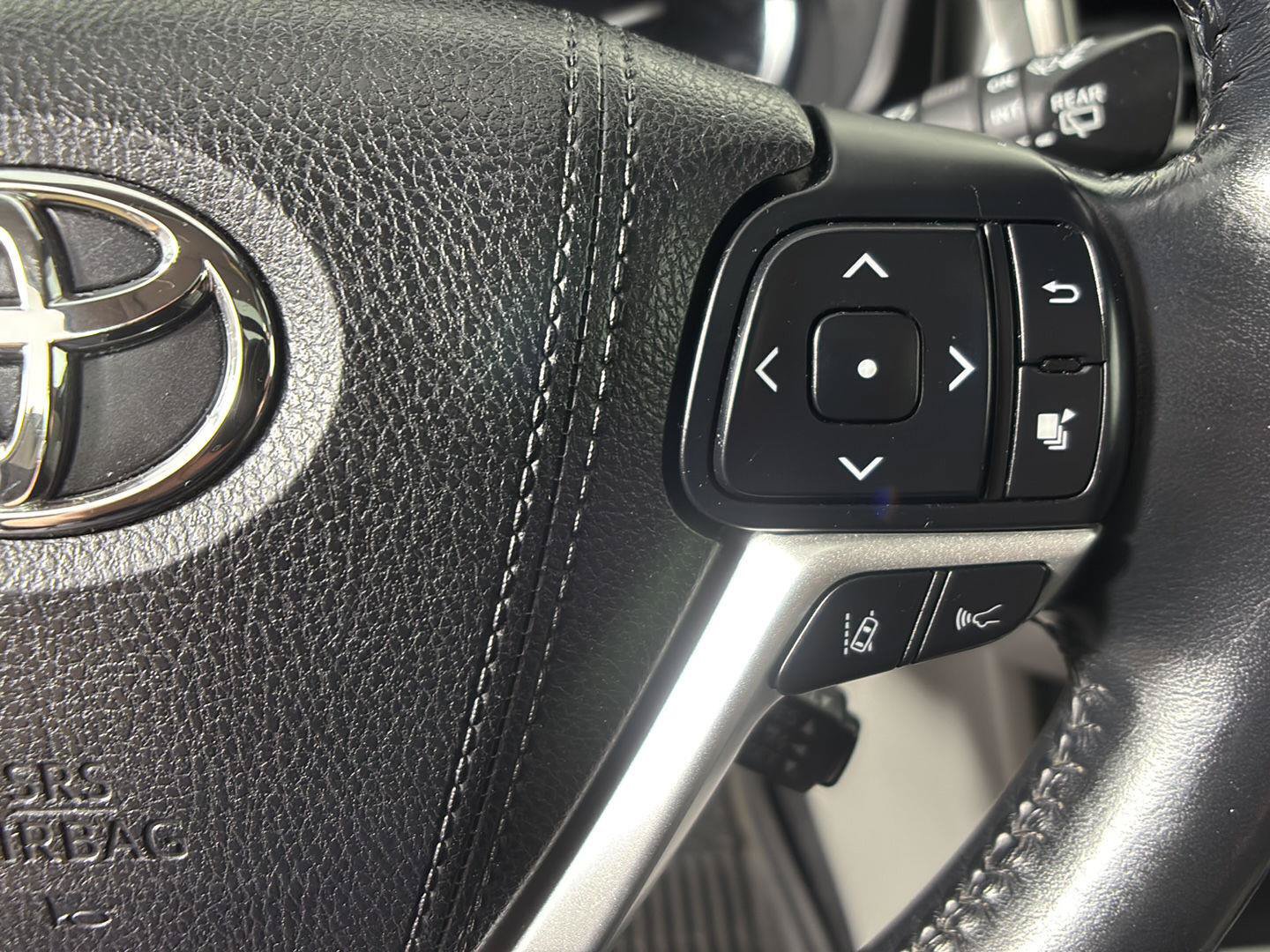 Used 2018 Toyota Highlander XLE AWD/4WD image 33