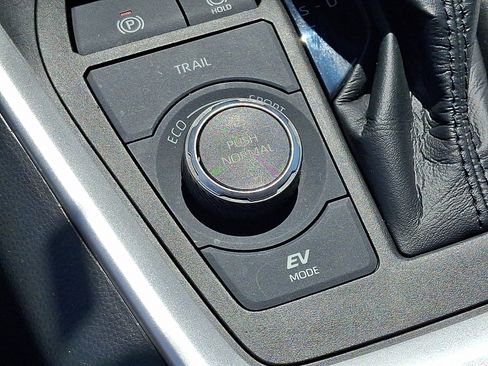 Certified 2021 Toyota RAV4 LE image 24