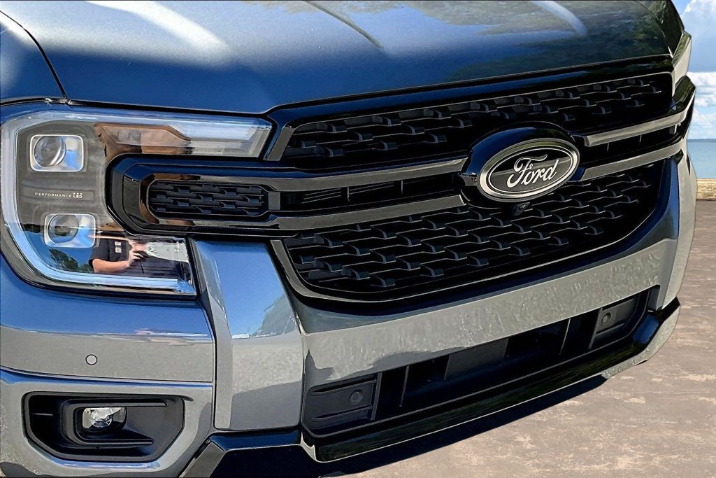 Used 2025 Ford Ranger Lariat w/ Black Appearance Package AWD/4WD image 35
