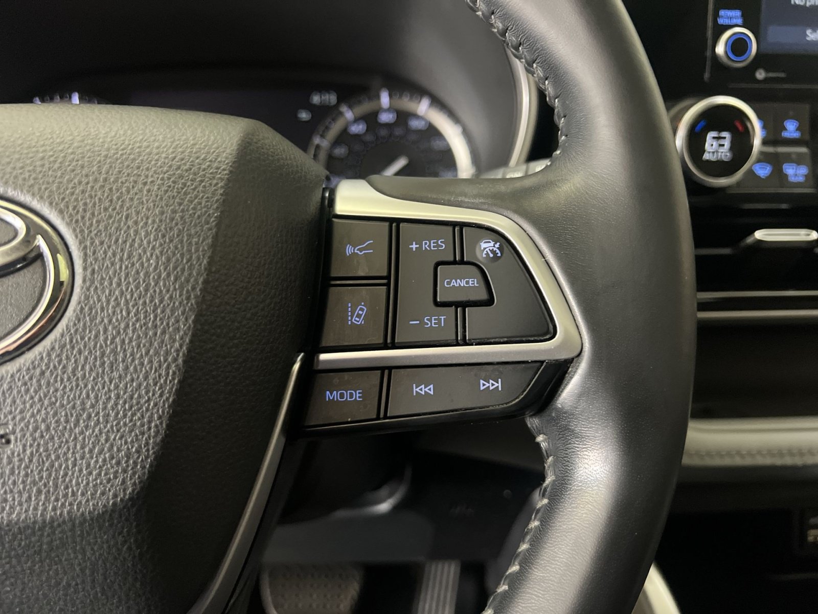 Used 2022 Toyota Highlander XLE FWD image 32