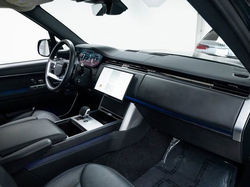 Used 2025 Land Rover Range Rover Long Wheelbase SE image 25