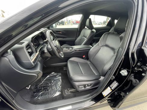 Used 2025 Toyota Crown XLE image 37