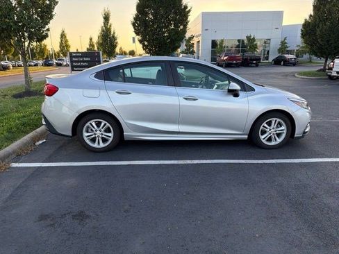 Used 2018 Chevrolet Cruze LT w/ Sun And Sound Package FWD image 12