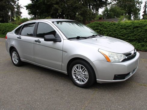Used 2010 Ford Focus SE FWD image 2