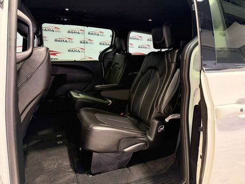 Used 2025 Chrysler Pacifica Select image 32