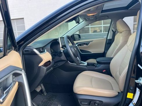 Used 2019 Toyota RAV4 Limited w/ Advanced Technology Package AWD/4WD image 29
