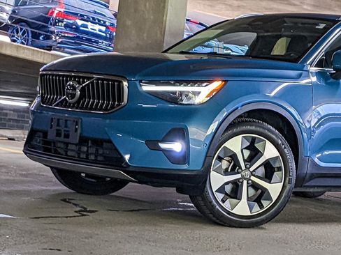 Certified 2024 Volvo XC40 B5 Plus w/ Climate Package AWD/4WD image 2
