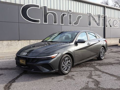 Used 2024 Hyundai Elantra SEL image 1