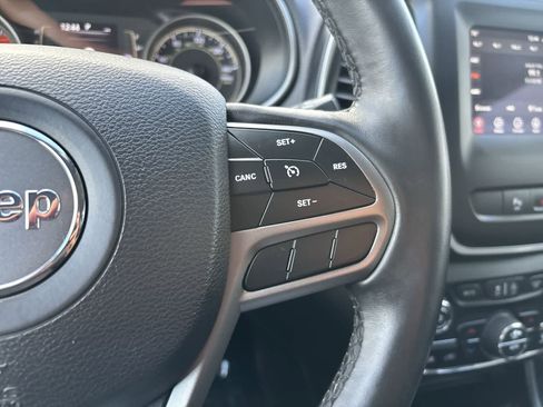 Used 2019 Jeep Cherokee Latitude Plus w/ Comfort/Convenience Group image 12