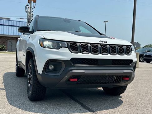 Used 2025 Jeep Compass Trailhawk AWD/4WD image 11