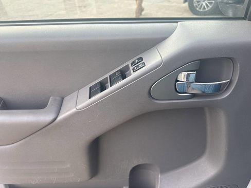 Used 2015 Nissan Frontier SV image 11