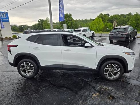 Used 2025 Chevrolet Trax LT w/ LT Convenience Package FWD image 8
