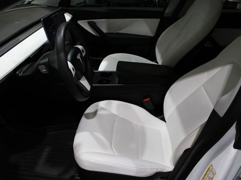 Used 2021 Tesla Model Y Long Range image 14