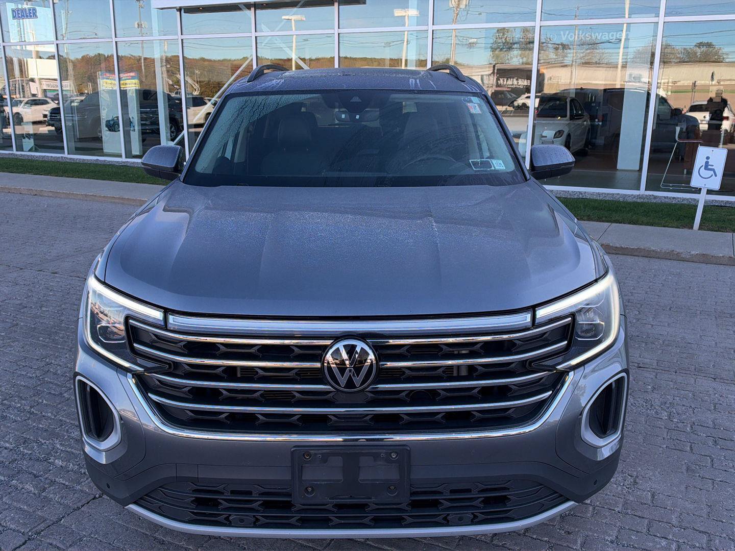 Used 2024 Volkswagen Atlas SE AWD/4WD image 2