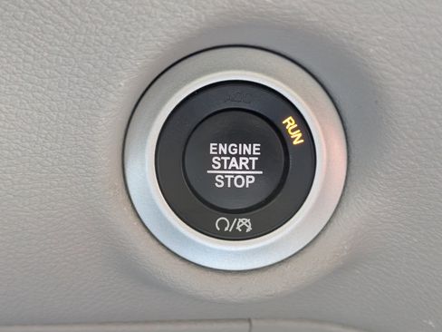 Used 2022 Chrysler Voyager LX image 11