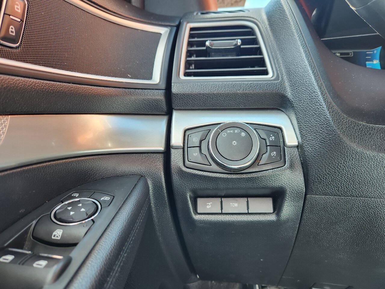 Used 2017 Ford Explorer XLT w/ Equipment Group 201A AWD/4WD image 23