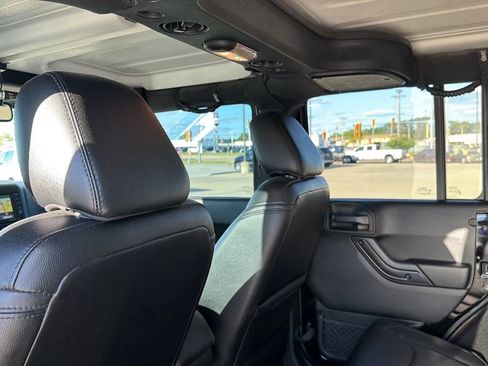 Used 2017 Jeep Wrangler Unlimited Sahara AWD/4WD image 61