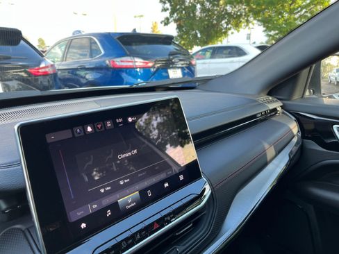 Used 2025 Jeep Compass Trailhawk image 36