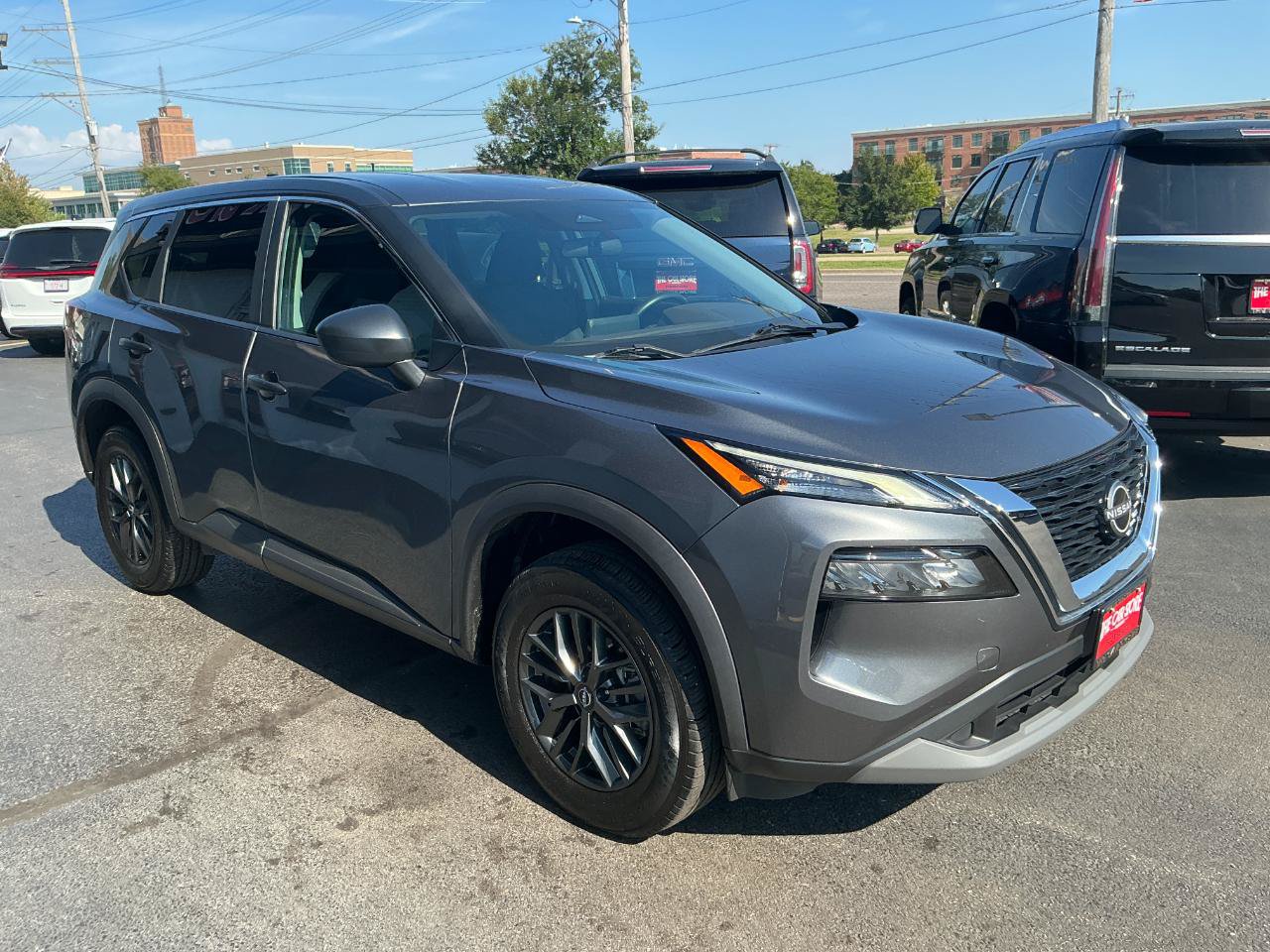 Used 2023 Nissan Rogue S AWD/4WD image 3