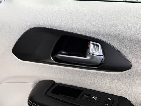 Used 2024 Chrysler Pacifica Touring-L FWD image 29