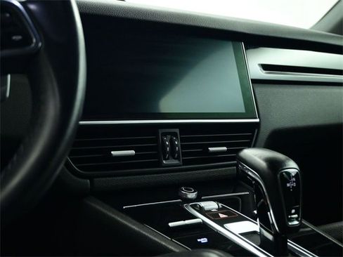 Used 2020 Porsche Cayenne S image 28