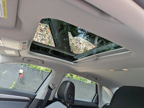 Certified 2025 Volkswagen Jetta SE w/ Sunroof Package FWD image 24