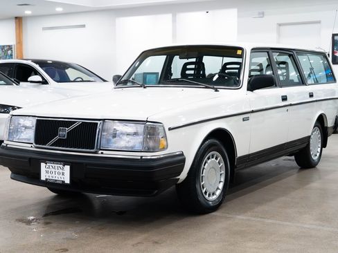 Used 1990 Volvo 240 DL image 1