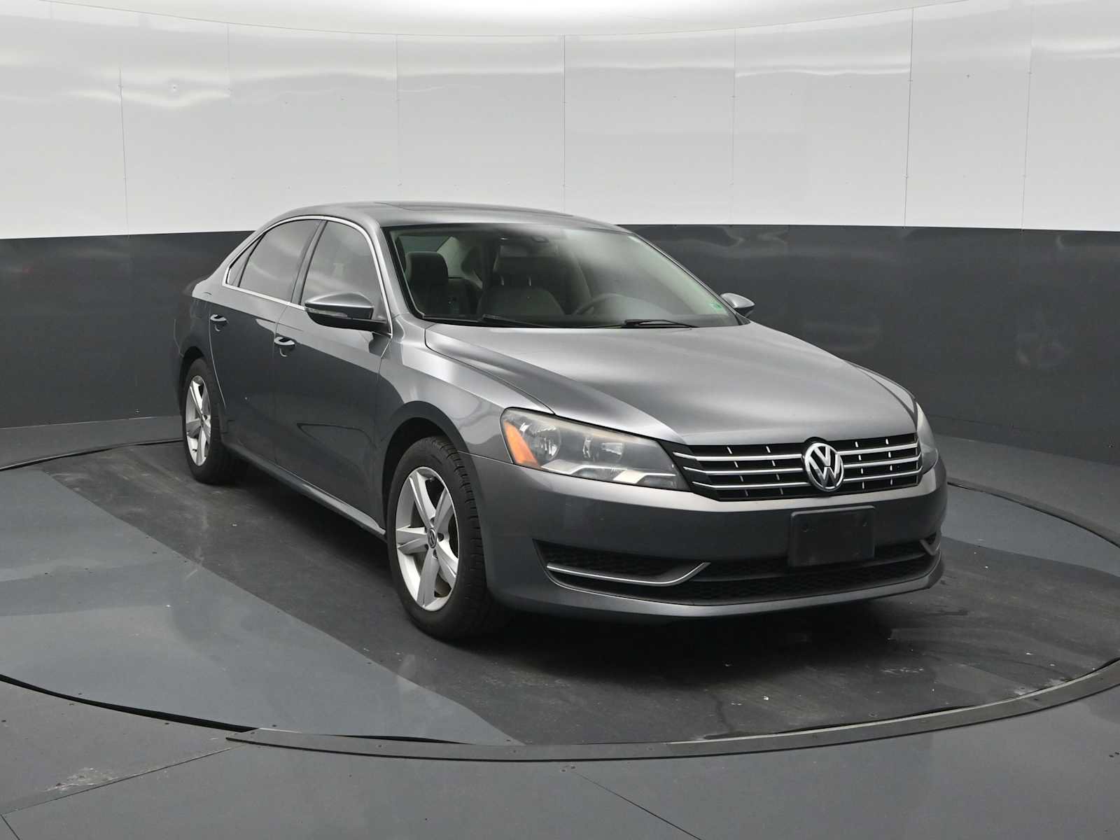 Used 2012 Volkswagen Passat TDI SE FWD image 2