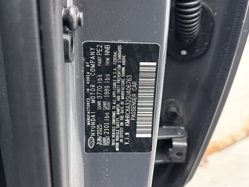 Used 2025 Hyundai Venue SEL FWD image 25