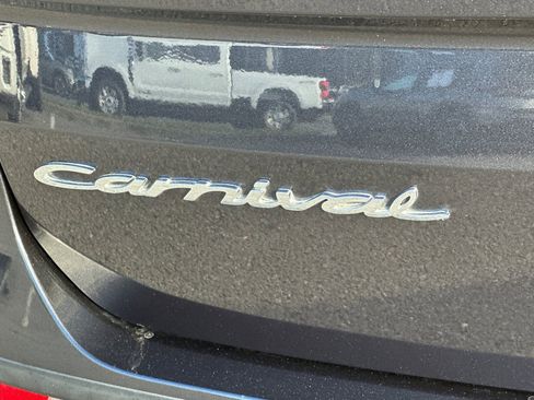 Used 2022 Kia Carnival LX image 32