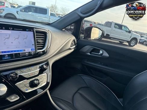 Used 2025 Chrysler Pacifica Limited FWD image 23