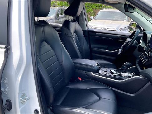 Used 2023 Toyota Highlander XLE image 9