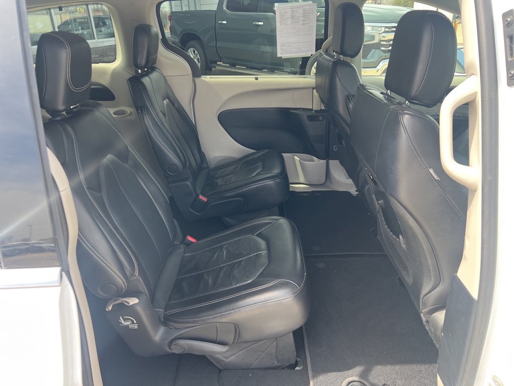 Used 2022 Chrysler Pacifica Touring-L FWD image 12